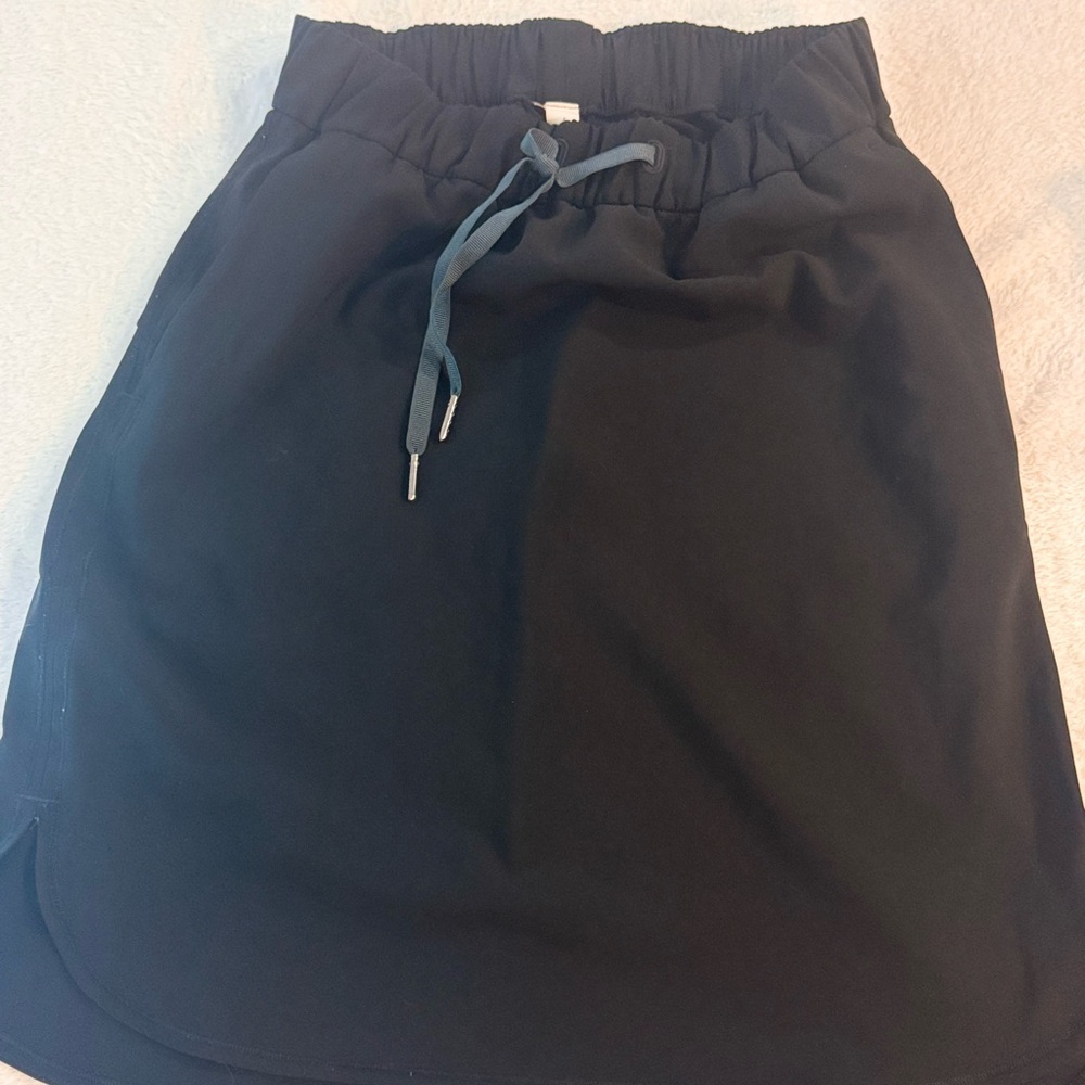 Lululemon on‎ the fly drawstring skirt. Black SZ 4. Excellent condition!!!!